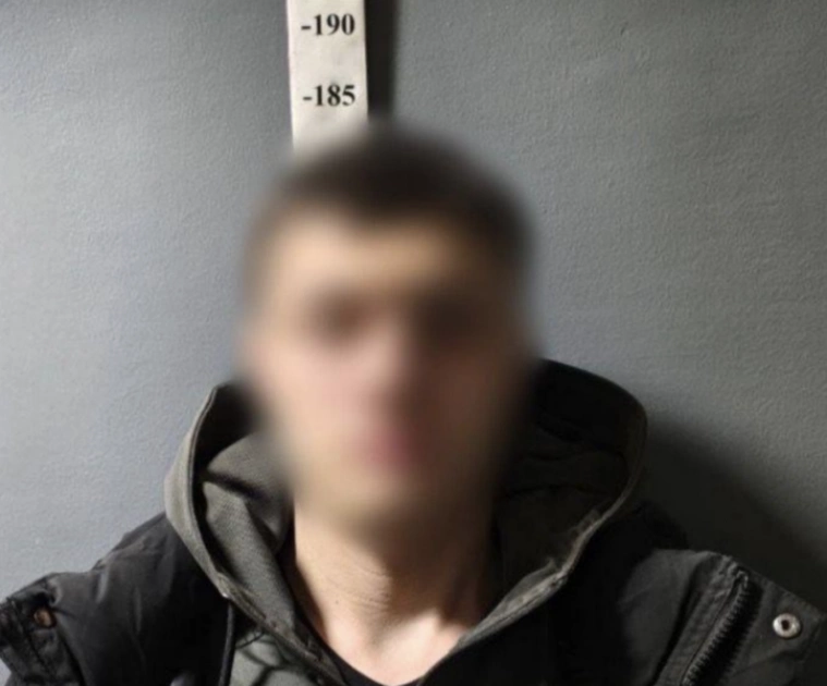У Києві судитимуть 21-річного чоловіка за підпал банку на замовлення псевдоправоохоронців - 1