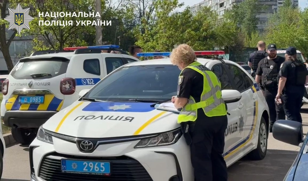 На Оболоні іноземець намагався вбити киянина: чоловік випав з 11-го поверху під час втечі - 1