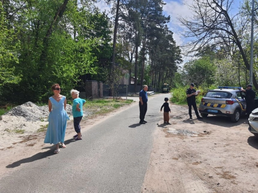 У ПУЩІ-ВОДИЦІ МЕШКАНЦІ ЗУПИНИЛИ ТЕХНІКУ ТА ВРЯТУВАЛИ ЗЕЛЕНУ АРКУ: ФОТО - 1