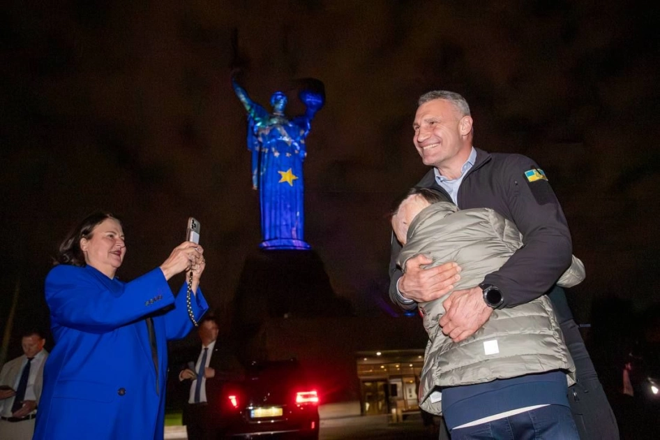 «Батьківщину-мати» у Києві підсвітили кольорами ЄС: як відзначили День Європи - 2