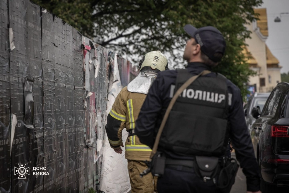 У центрі Києва чоловік підпалив сухий пень і ледь не спричинив пожежу — ДСНС - 2