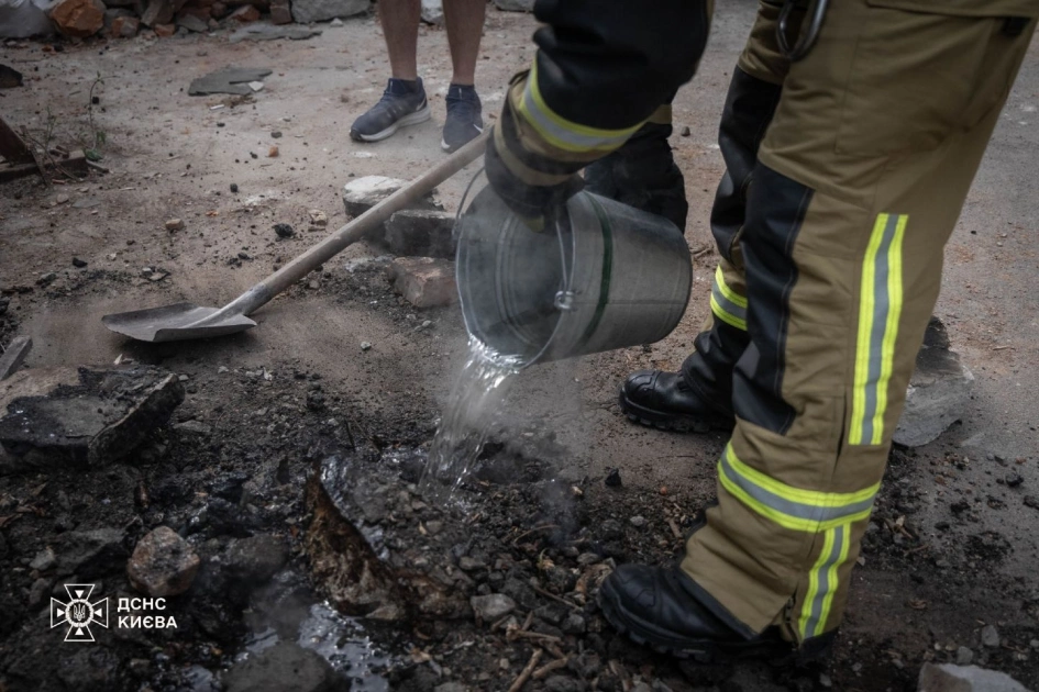 У центрі Києва чоловік підпалив сухий пень і ледь не спричинив пожежу — ДСНС - 1