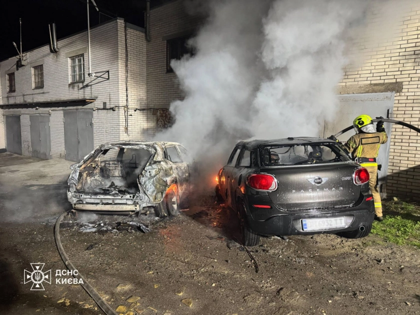 Нічна пожежа в Києві: у Шевченківському районі згорів Lexus і пошкодило інші авто - 2
