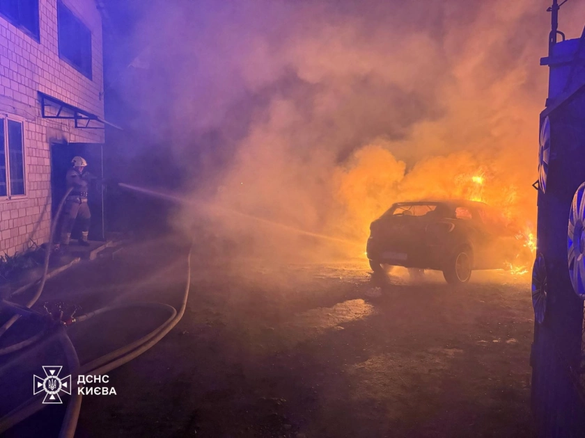 Нічна пожежа в Києві: у Шевченківському районі згорів Lexus і пошкодило інші авто - 1
