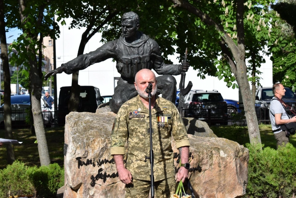У Києві відкрили Алею пам’яті Героїв: на Оболоні з’явився новий меморіальний простір - 3