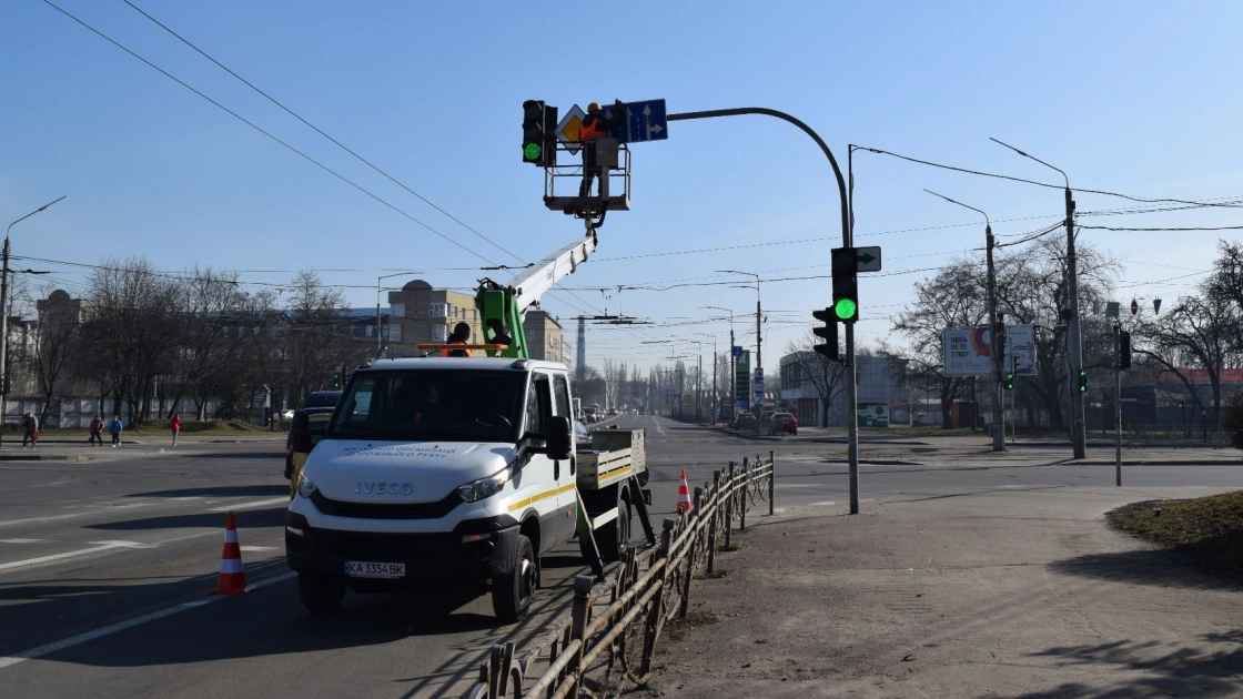 У Києві встановлено понад 80 тисяч дорожніх знаків: як у столиці їх виготовляють та оновлюють - 1