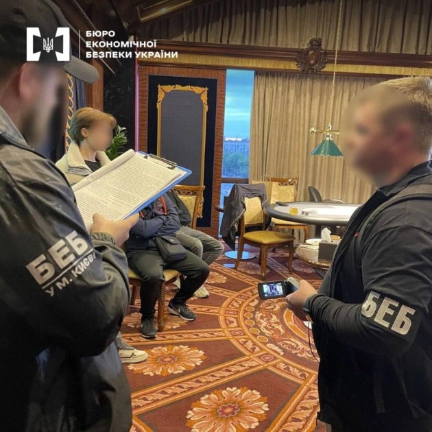 У центрі Києва викрили підпільне казино та фейковий криптокол-центр - 1