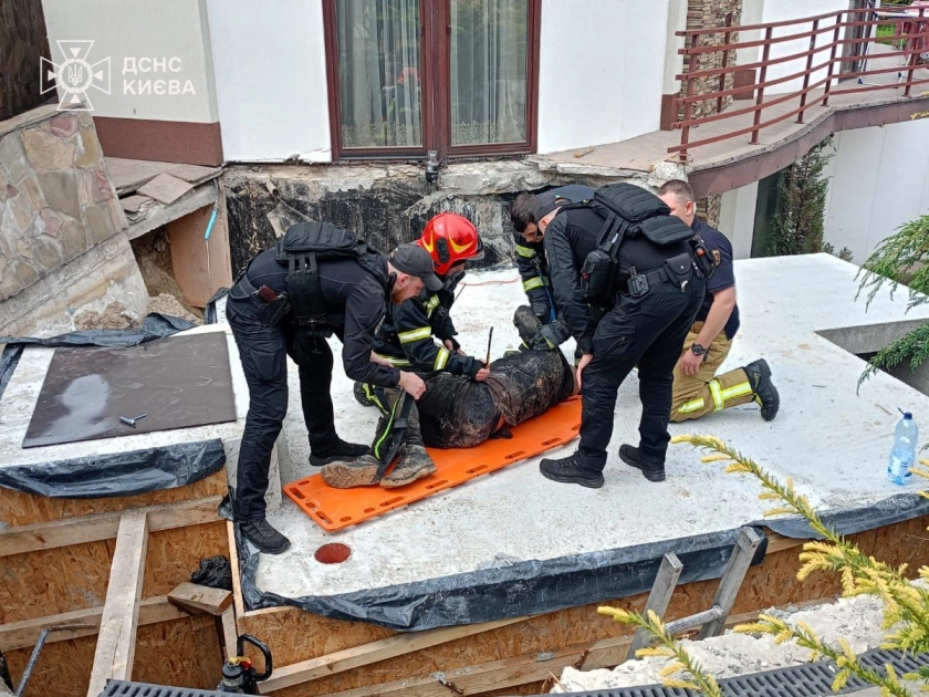 У Голосіївському районі Києва чоловіка врятували з двометрового котловану - 1
