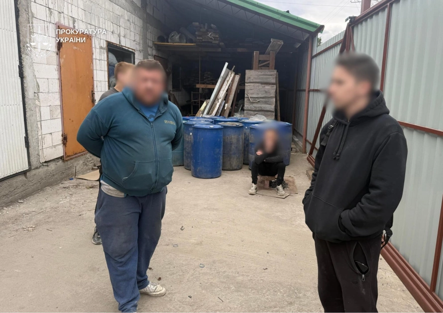 У столиці зупинили нелегальний цех алкоголю: продукцію розливали в «тетрапак» - 4
