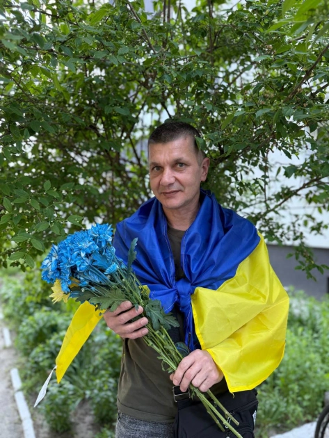 Після майже трьох років полону: до Бучі повернувся захисник Олег Дейнека - 1