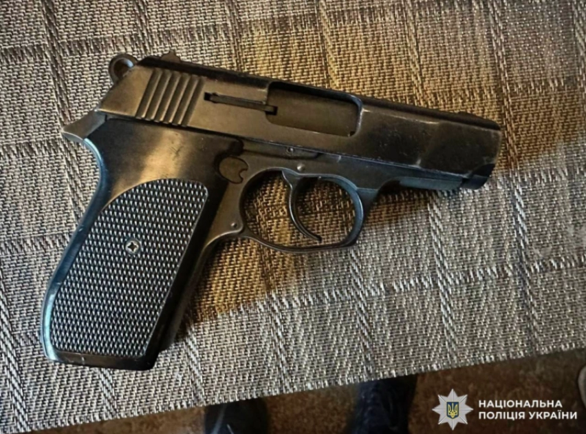 На Святошині жінка відкрила стрілянину після конфлікту у дворі: чоловік отримав поранення - 1