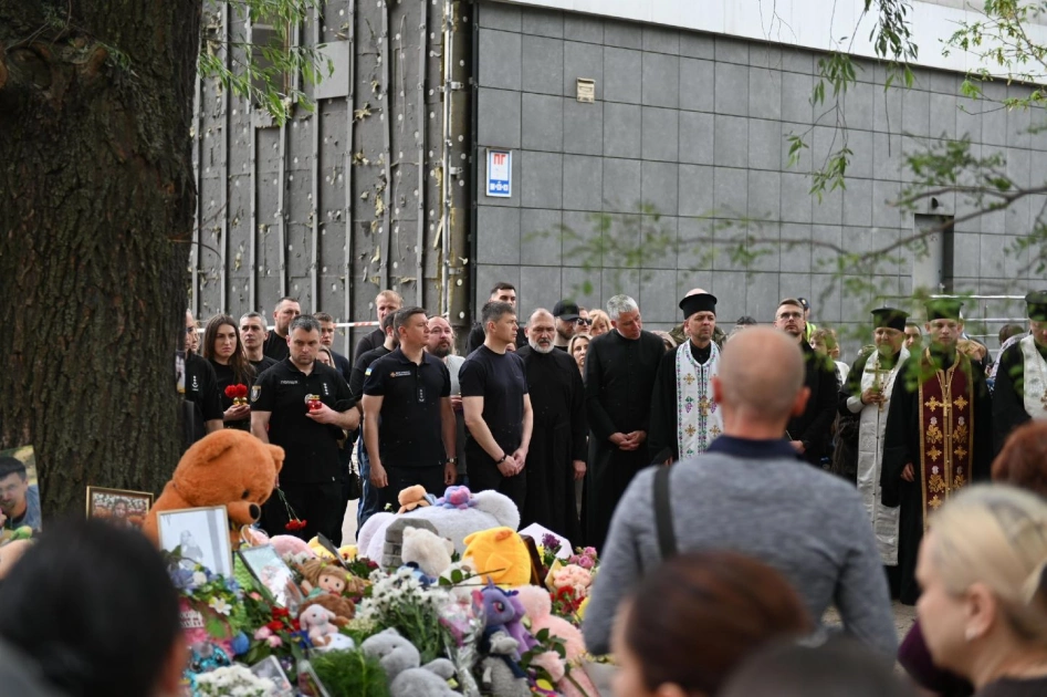 Біля «Дерева пам’яті» у Дарницькому районі вшанували 24 загиблих від російської ракети киян - 3