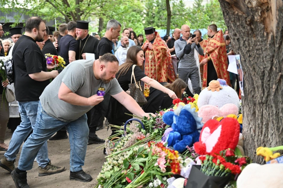 Біля «Дерева пам’яті» у Дарницькому районі вшанували 24 загиблих від російської ракети киян - 2