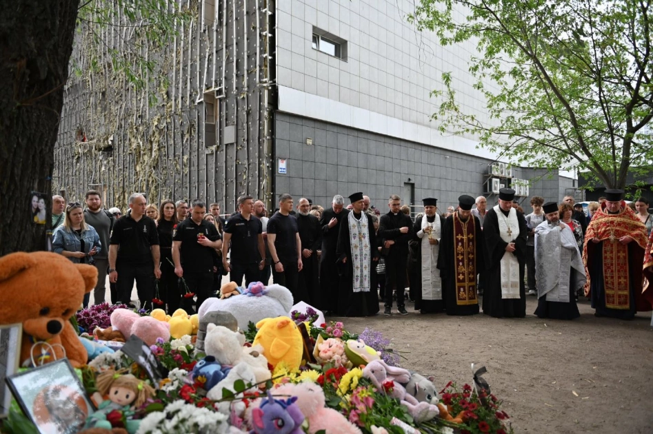 Біля «Дерева пам’яті» у Дарницькому районі вшанували 24 загиблих від російської ракети киян - 1