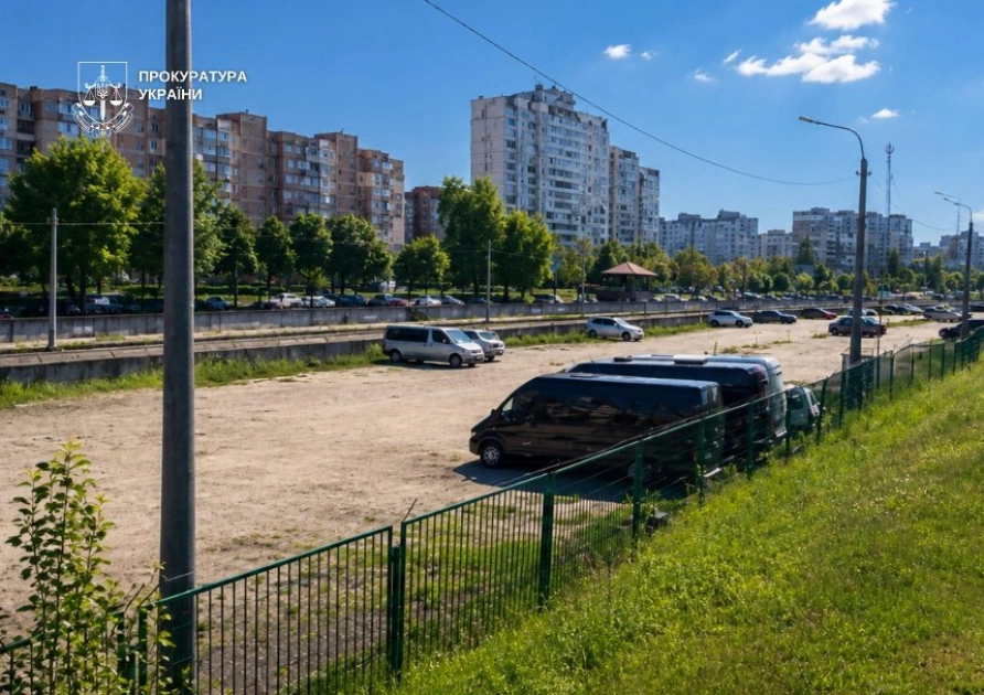 На Троєщині знесуть незаконну автостоянку і повернуть комунальну землю громаді Києва - 1