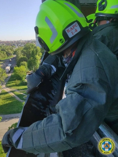 У трьох районах Києва рятувальники прибрали небезпечні аварійні конструкції - 3