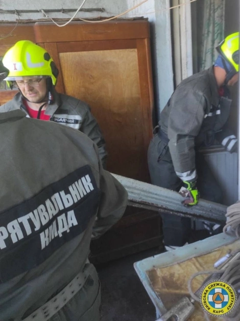 У трьох районах Києва рятувальники прибрали небезпечні аварійні конструкції - 2