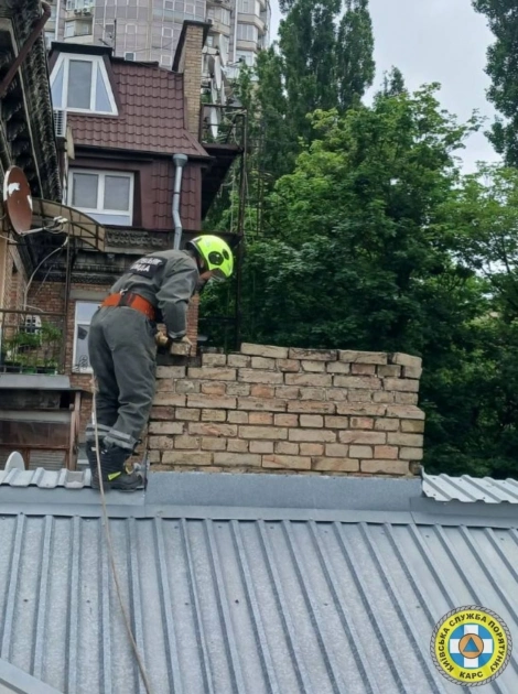У трьох районах Києва рятувальники прибрали небезпечні аварійні конструкції - 1