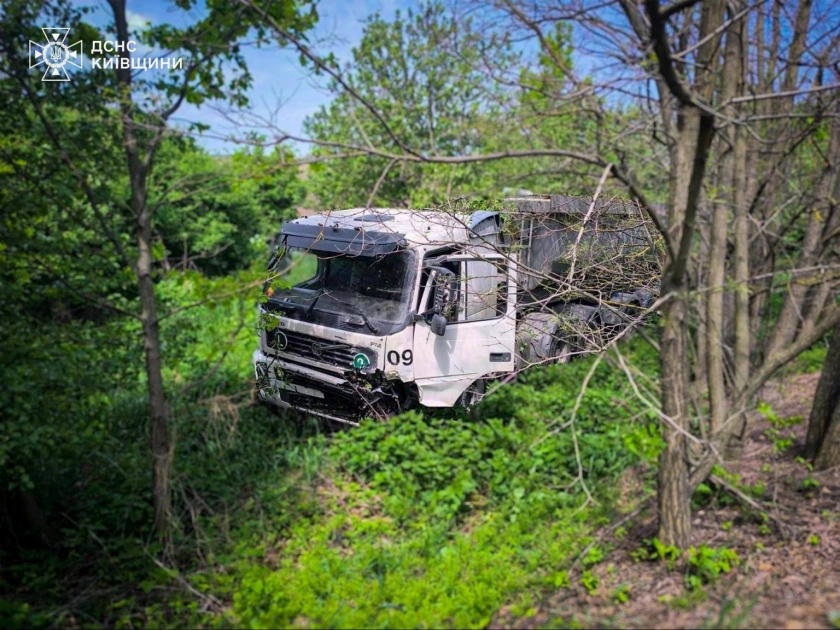 На Київщині в аварії між легковиком і вантажівкою загинули двоє людей - 1