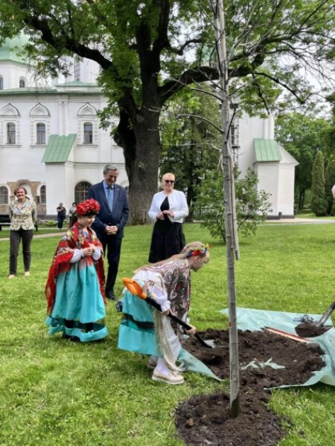 У «Софії Київській» з’явилася Алея київських князівен: перше дерево присвятили Угорщині - 1
