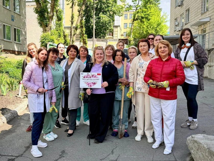 В Охматдиті висадили жоржини в межах проєкту «Квіти для відновлення» — як ініціатива підтримує медиків і пацієнтів - 3