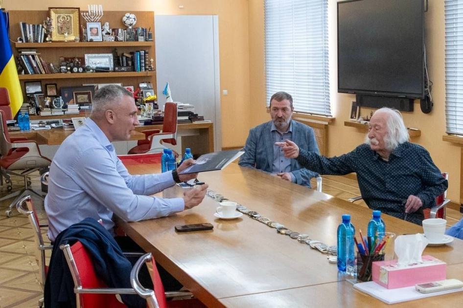 Віталій Кличко вручив Івану Марчуку «Знак пошани» та привітав художника з 90-річчям - 2