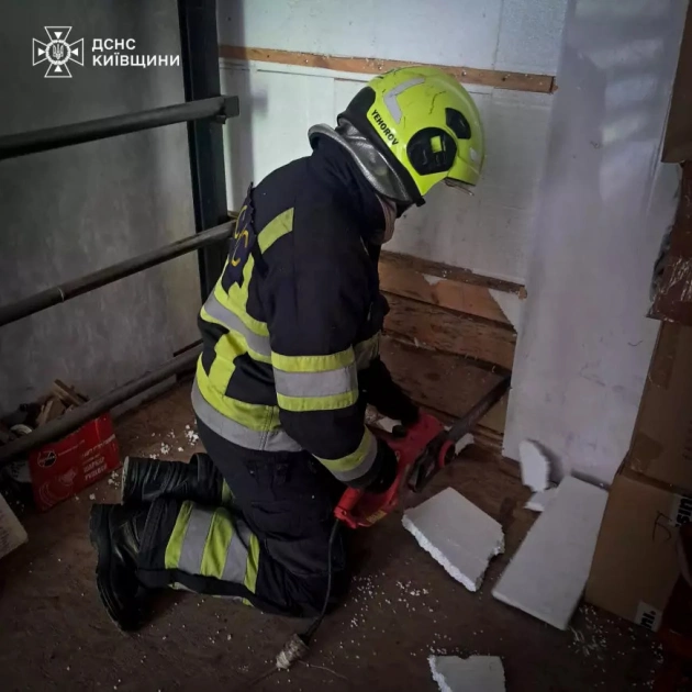 На Київщині рятувальники врятували собаку з ями в Узині: фото операції - 1