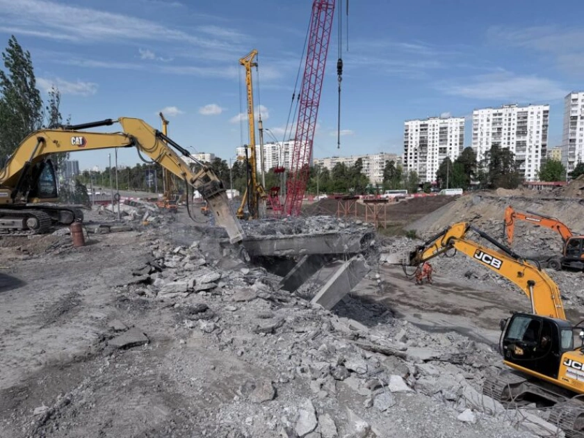 Біля метро «Чернігівська» триває капремонт шляхопроводу: демонтовано старі конструкції - 2