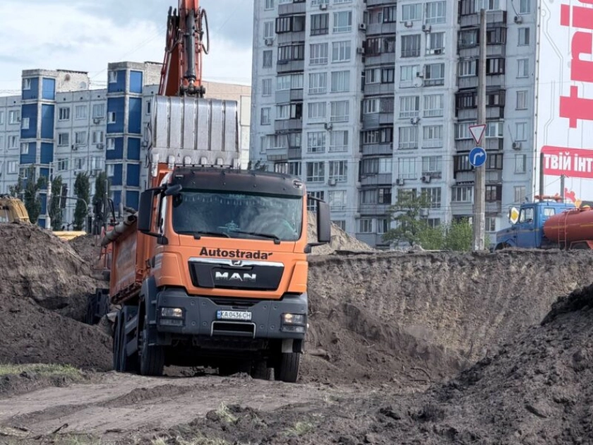 Біля метро «Чернігівська» триває капремонт шляхопроводу: демонтовано старі конструкції - 1