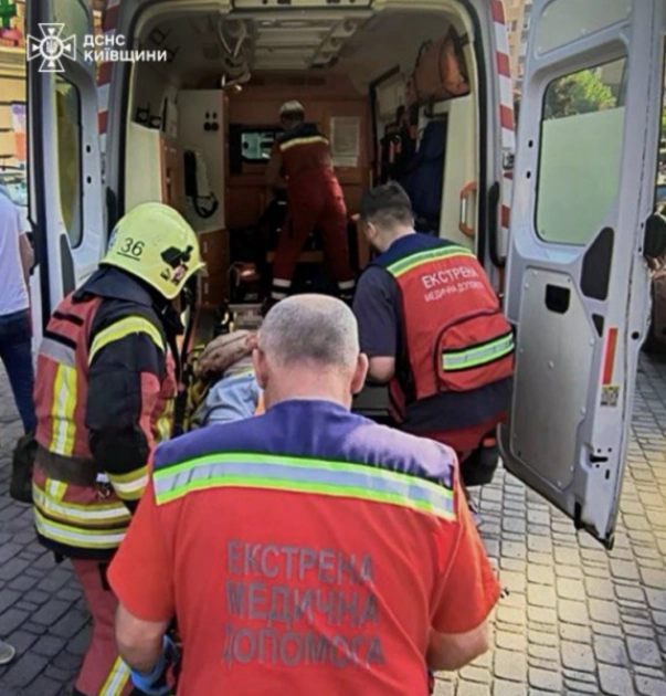 В Ірпені чоловік упав з 8-го поверху на дах магазину: постраждалого госпіталізували - 2