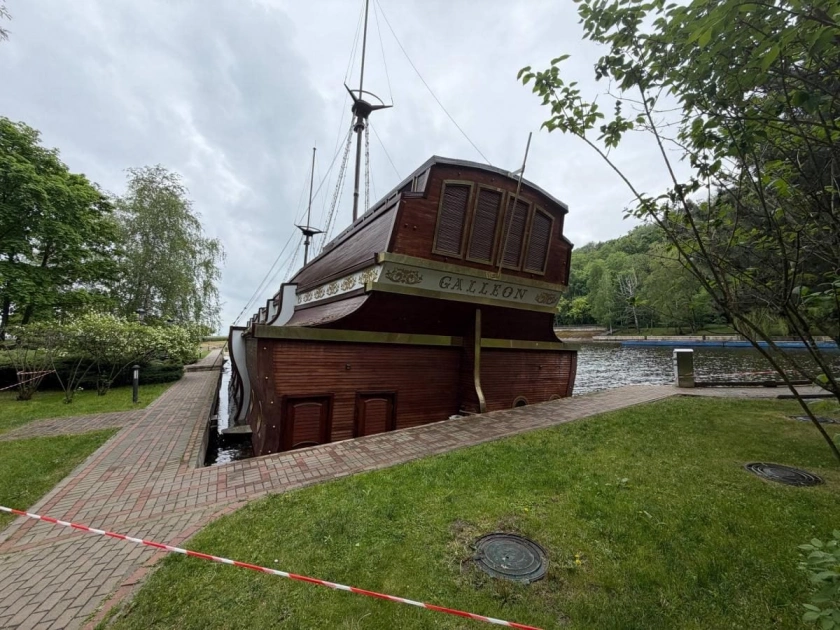 Корабель Януковича в Межигір’ї пішов під воду: що сталося з «Галеоном» - 1