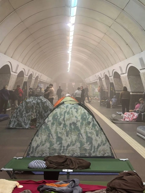 На станції метро «Лук’янівська» через вибухову хвилю почала сипатися стеля - 1