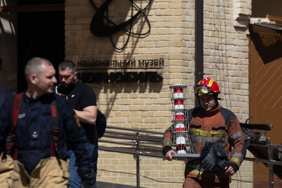 Зеленський оглянув наслідки масованого удару по Києву: серед руйнувань — музей «Чорнобиль» - 2