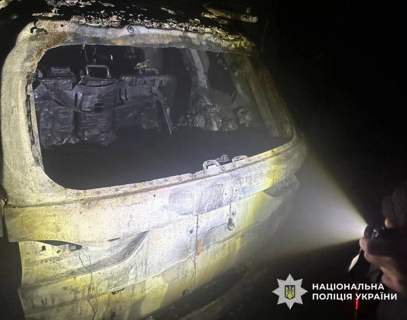 У Києві чоловік із рюкзаком кур’єра підпалив BMW бізнесмена: що відомо - 4