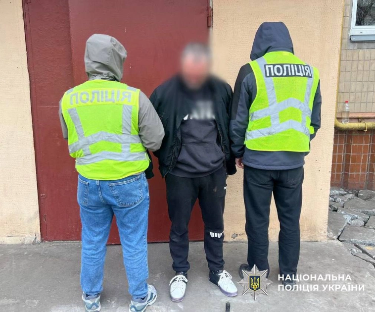 У Києві чоловік із рюкзаком кур’єра підпалив BMW бізнесмена: що відомо - 3