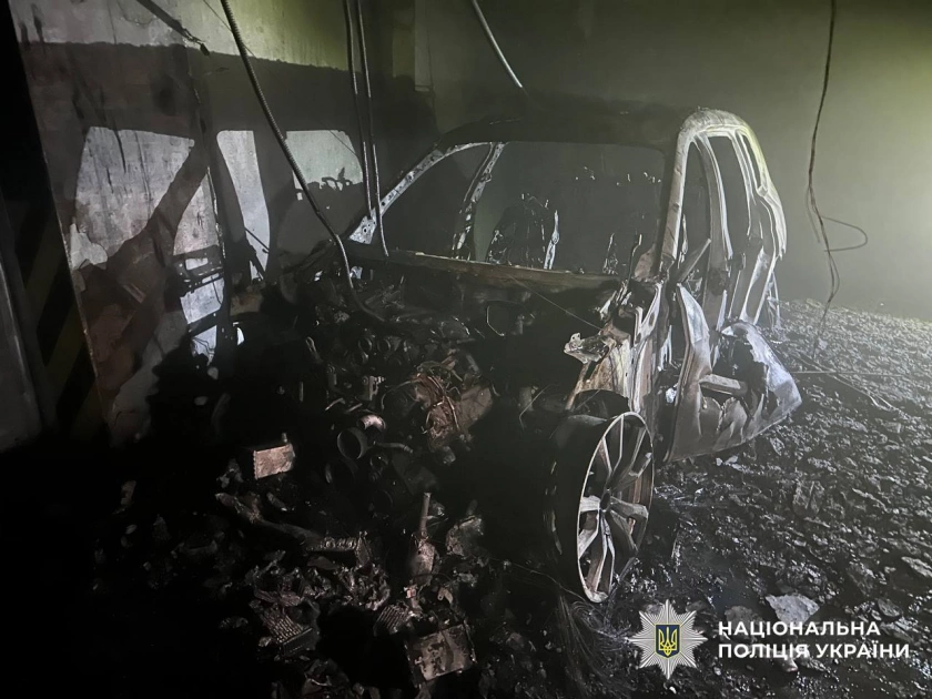У Києві чоловік із рюкзаком кур’єра підпалив BMW бізнесмена: що відомо - 1