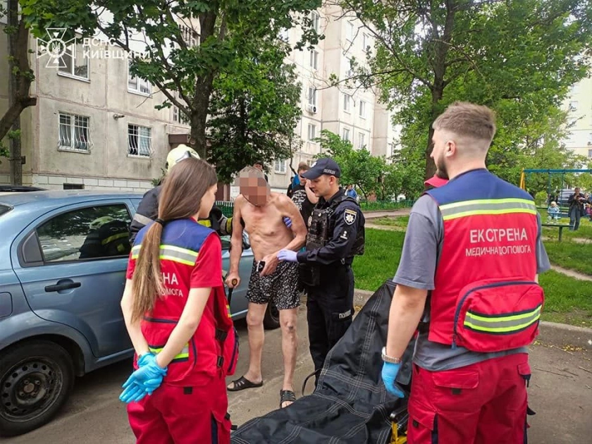Під час пожежі в Ірпені рятувальники зняли чоловіка з 5 поверху - 2