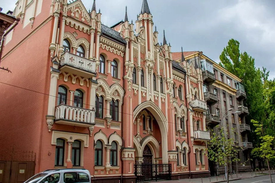 Пряничний будинок барона Ікскюль-Гільденбанда на Шовковичній 19 - архітектурна перлина київських Липок - 1