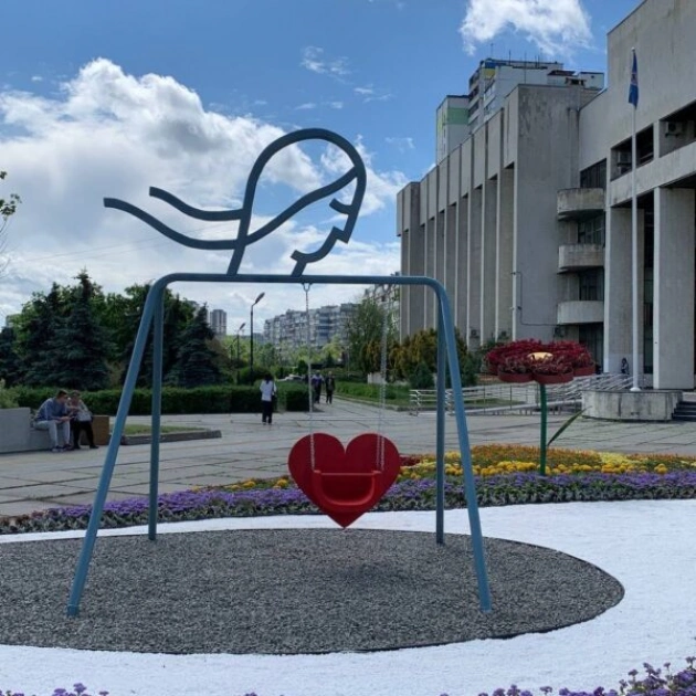 12 тисяч квітів і гойдалка-символ: на Троєщині відкрили незвичайну клумбу до Дня Києва - 3