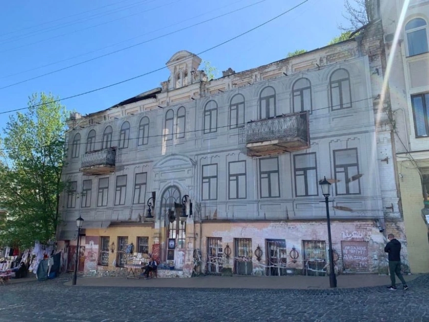 На Андріївському узвозі зняли банер із намальованим фасадом: що приховувала історична будівля - 1