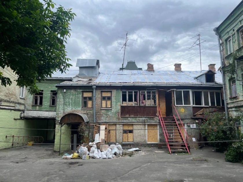 Пошкоджений обстрілом Будинок Солтанова в Києві накрили тимчасовим дахом - 1