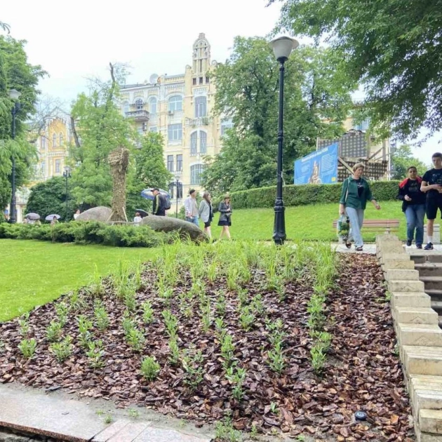 До Дня Києва у центрі столиці повністю оновили сквер «Золотоворітський» - 4