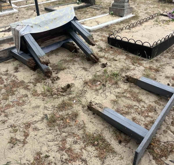 Наруга над могилами на Київщині: у Рокитному виявили акт вандалізму - 2