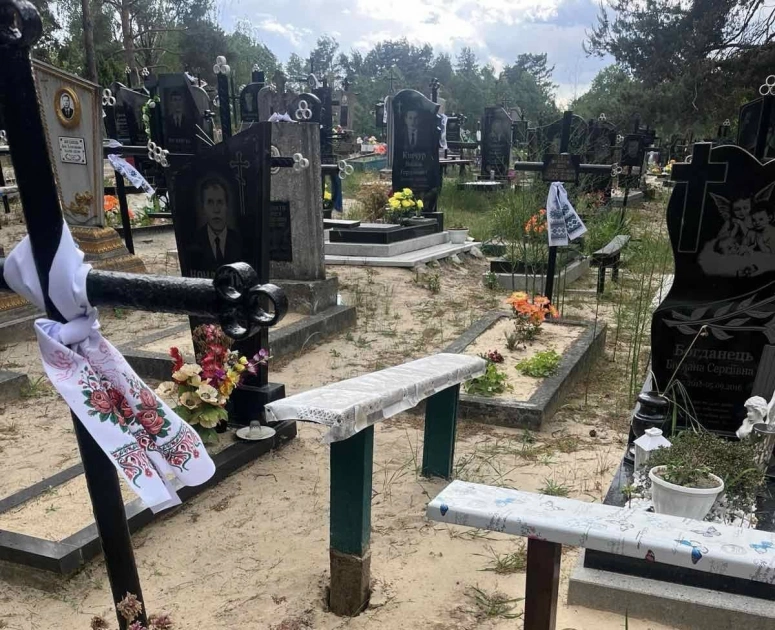 Наруга над могилами на Київщині: у Рокитному виявили акт вандалізму - 1