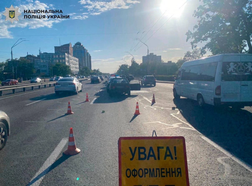 П’яна ДТП у Києві: водій Lada протаранив Tesla на Берестейському проспекті, є тяжко травмована - 2