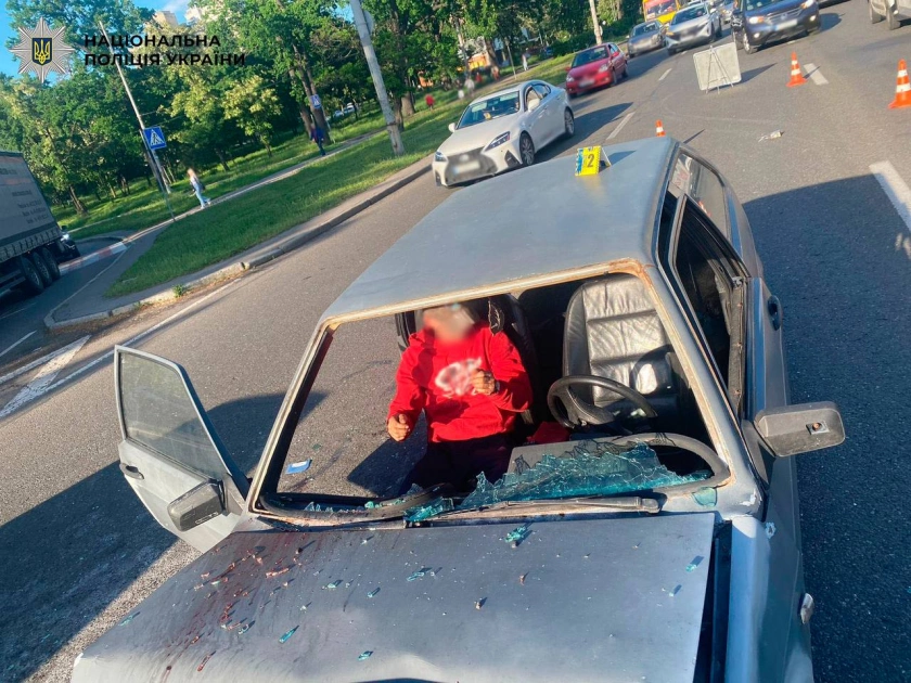 П’яна ДТП у Києві: водій Lada протаранив Tesla на Берестейському проспекті, є тяжко травмована - 1