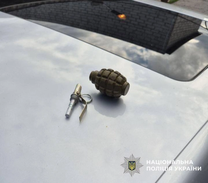 Штурм у гаражі в Києві: КОРД затримав наркоділка, який погрожував підірвати гранату Ф-1 - 4