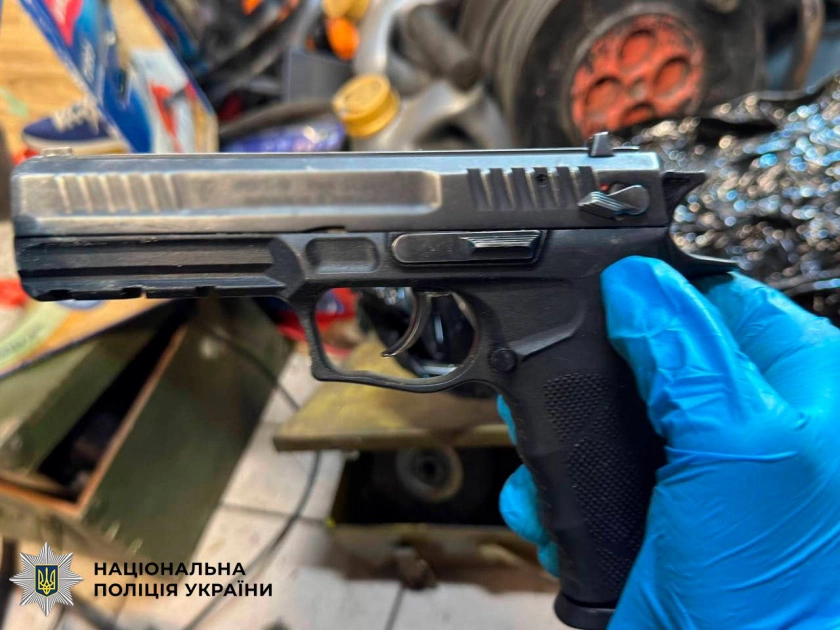 Штурм у гаражі в Києві: КОРД затримав наркоділка, який погрожував підірвати гранату Ф-1 - 3