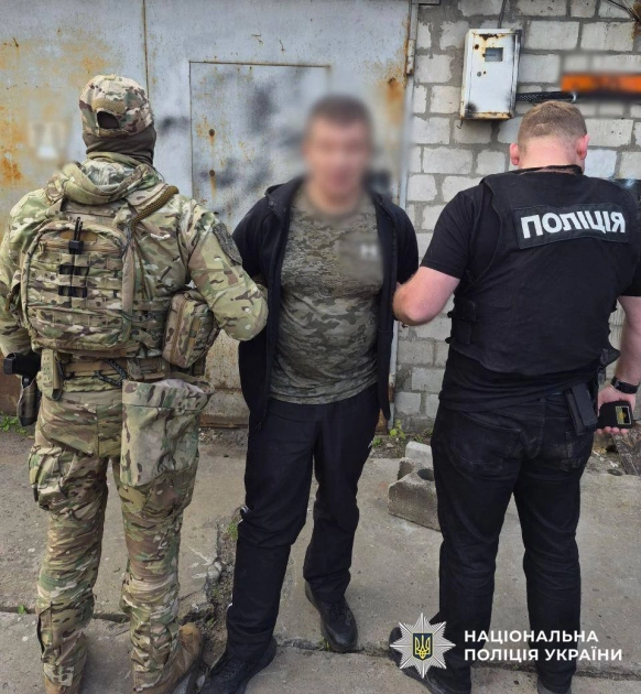 Штурм у гаражі в Києві: КОРД затримав наркоділка, який погрожував підірвати гранату Ф-1 - 1