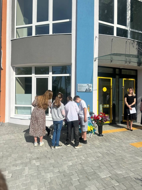 Гостомель вшанував загиблого захисника: у школі №1 встановили пам’ятний знак - 3
